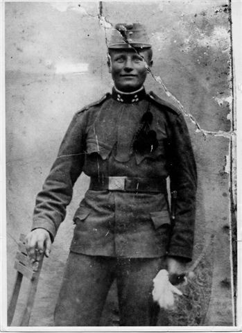 Iwan John Saluk 1902 in uniform.jpg