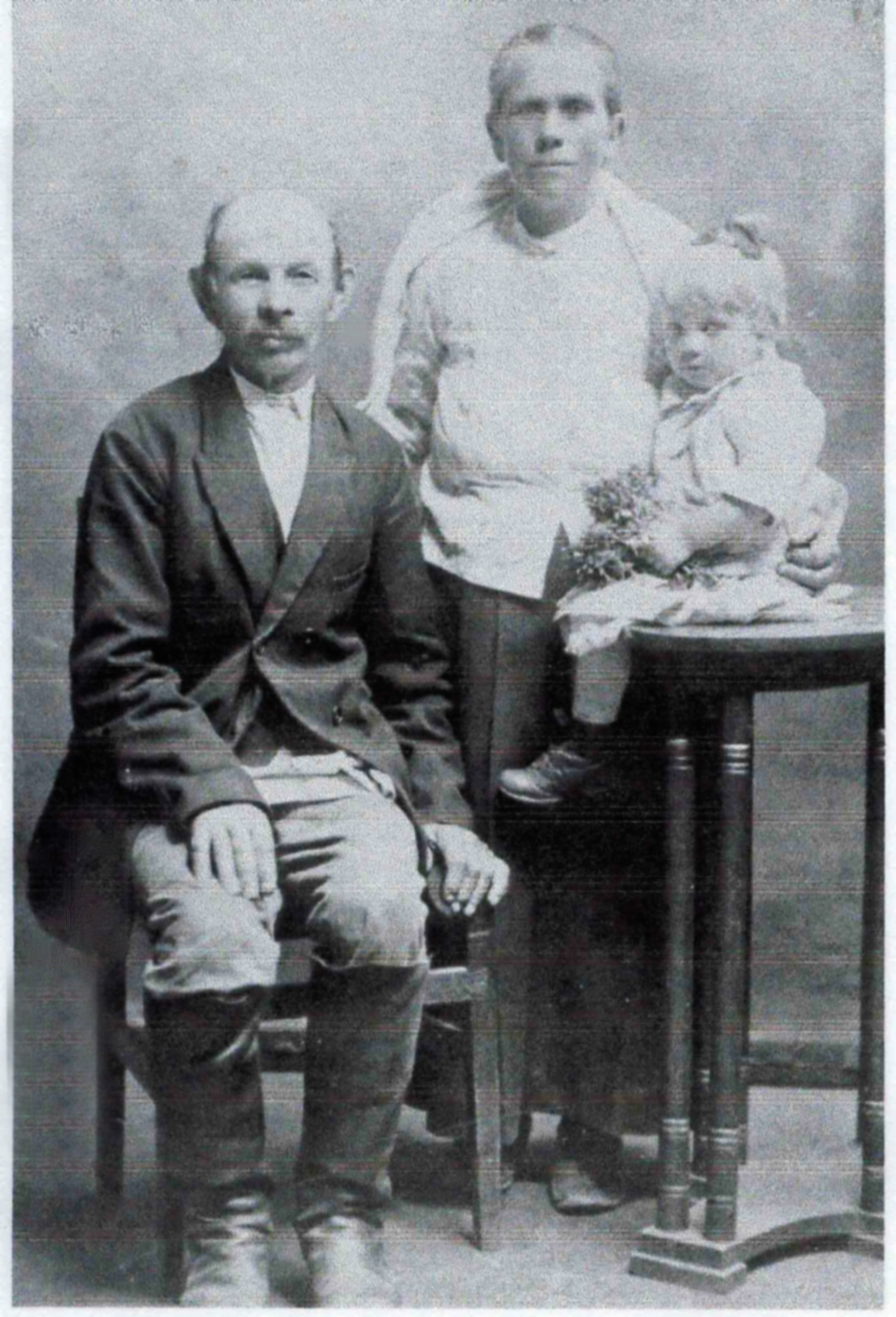 Jakub Szot, Agata Obryk, and Zofia Szot abt. 1900.jpg