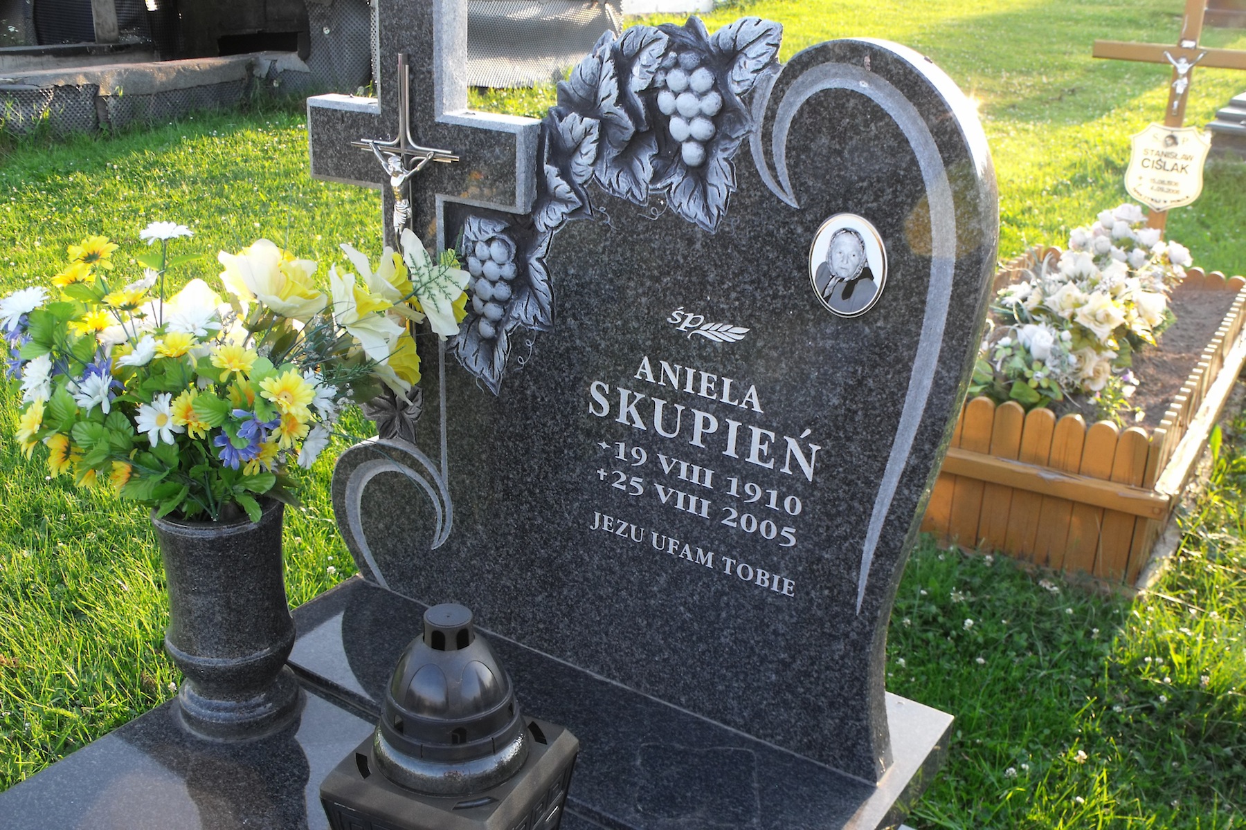 Pieniazkowice village cemetery Skupien.jpg