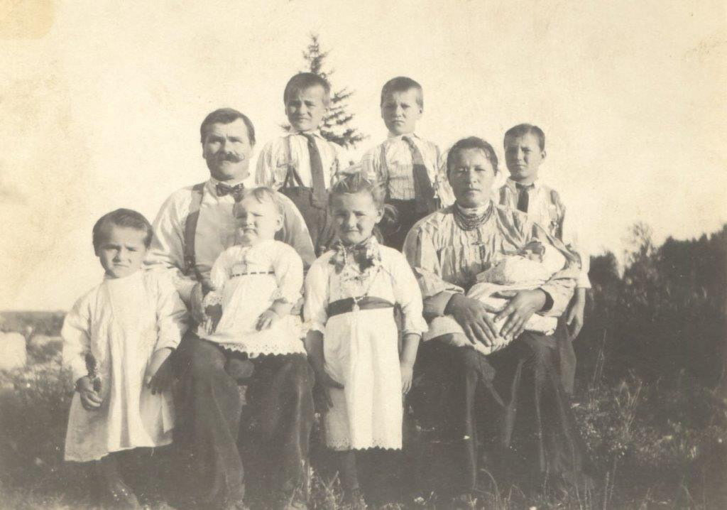 Probably Julia Zyga centre with her parents and si.jpg
