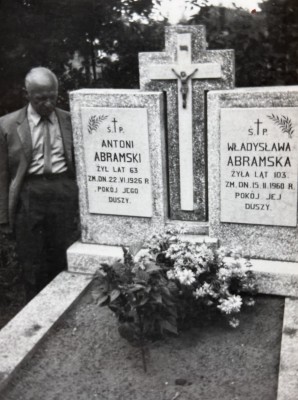 Abramski tombstones Poland.jpg