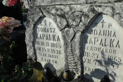 Kapalka Tomasz and Joanna close up Piekielnik Cemetery 2009.jpg