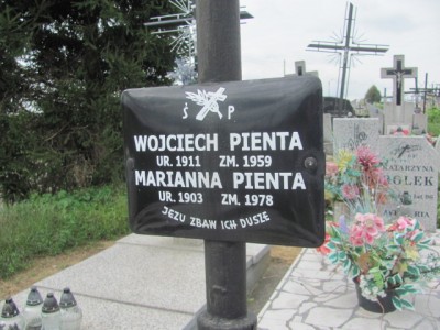 Wojciech and Mary Pienta Grave in Osobnica.jpg